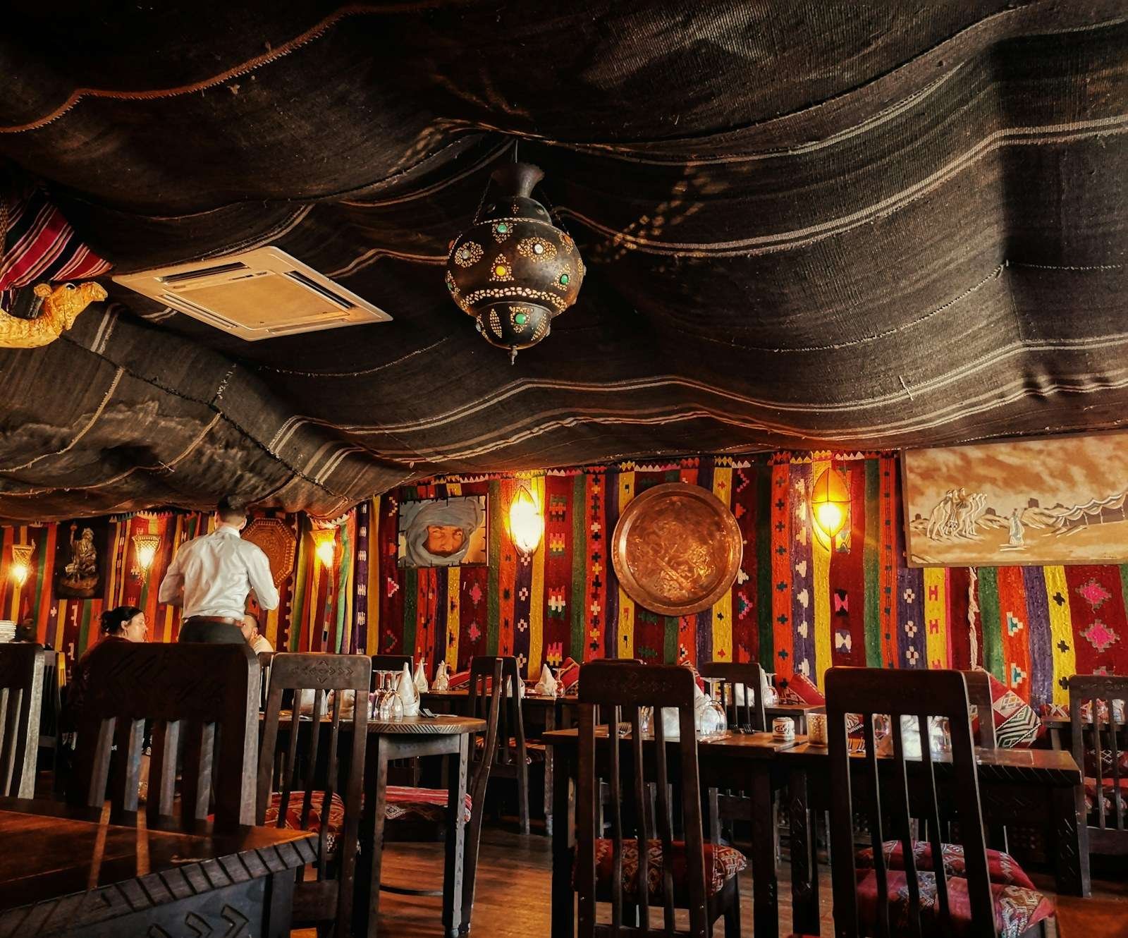 Restaurant-Ambiente mit Laternen