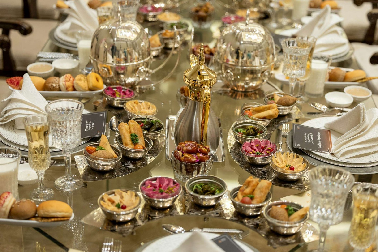 Festlich gedeckte osmanische Tafel mit Meze